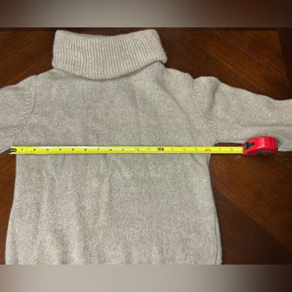 Betty HANSON Elegant Beige Turtleneck Sweater
40% mink 50% lambswool 10% nylon - Picture 4 of 9